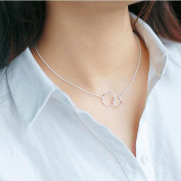 Jewelry - NEW Silver Simple Interlock Circle Necklace